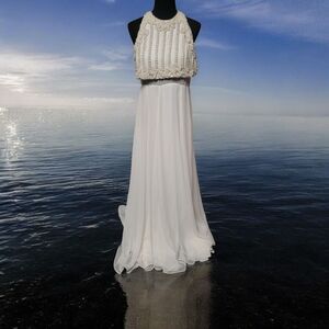 Elegant White Sleeveless Dress